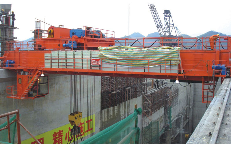 m_為湖南湘投控股有限公司生產(chǎn)的200T 50T橋式起重機(jī)